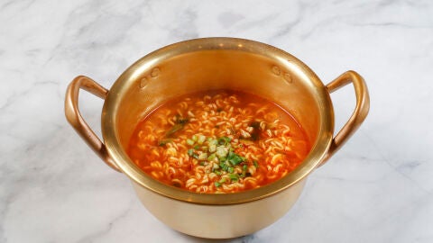 Muere un niño de 13 años tras ingerir fideos crudos en un reto viral de TikTok Muere un niño de 13 años tras ingerir fideos crudos en un reto viral de TikTok