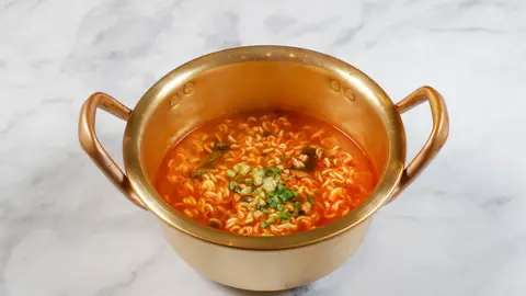 Muere un niño de 13 años tras ingerir fideos crudos en un reto viral de TikTok Muere un niño de 13 años tras ingerir fideos crudos en un reto viral de TikTok
