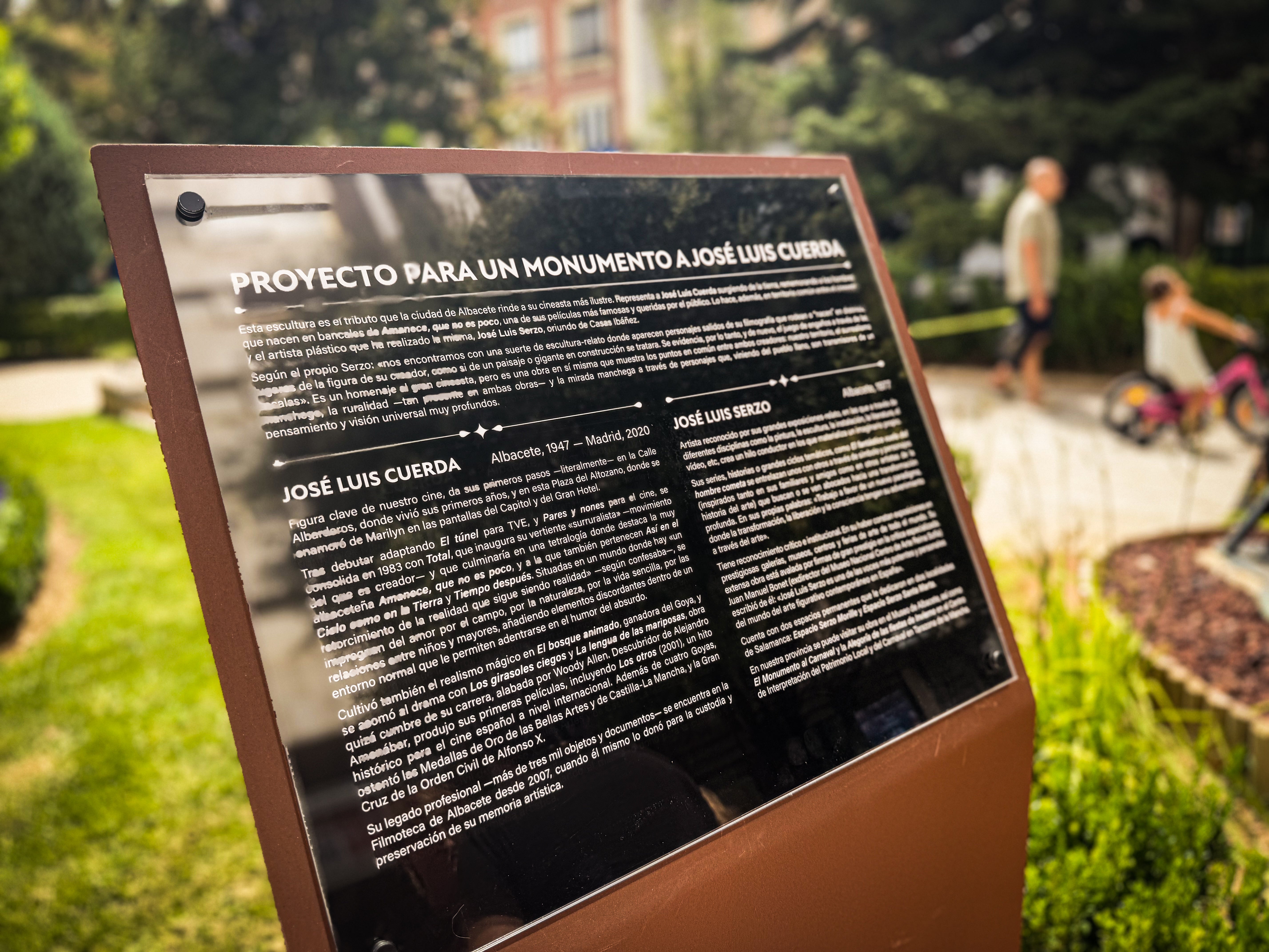 Una nueva placa luce ya en la escultura de José Luis Cuerda Una nueva placa luce ya en la escultura de José Luis Cuerda