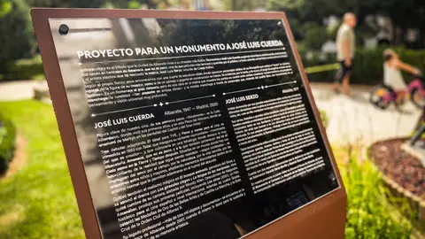 Una nueva placa luce ya en la escultura de José Luis Cuerda Una nueva placa luce ya en la escultura de José Luis Cuerda