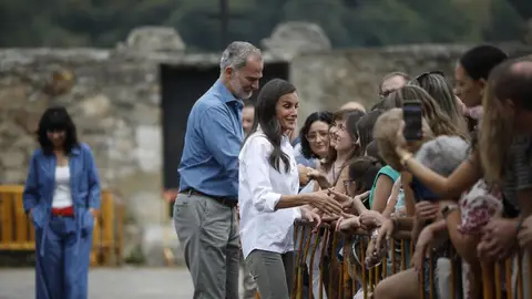 Los reyes comienzan su visita a las zonas afectadas por los incendios: llegan al Lago de Sanabria y el Parque de Las Médulas