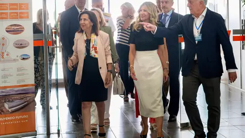 La ministra de Defensa, Margarita Robles, en el aeropuerto de Teruel junto a la vicepresidenta del Gobierno de Aragón, Margarita Robles, y el consejero de Fomento, Octavio López La ministra de Defensa, Margarita Robles, en el aeropuerto de Teruel junto a la vicepresidenta del Gobierno de Aragón, Margarita Robles, y el consejero de Fomento, Octavio López
