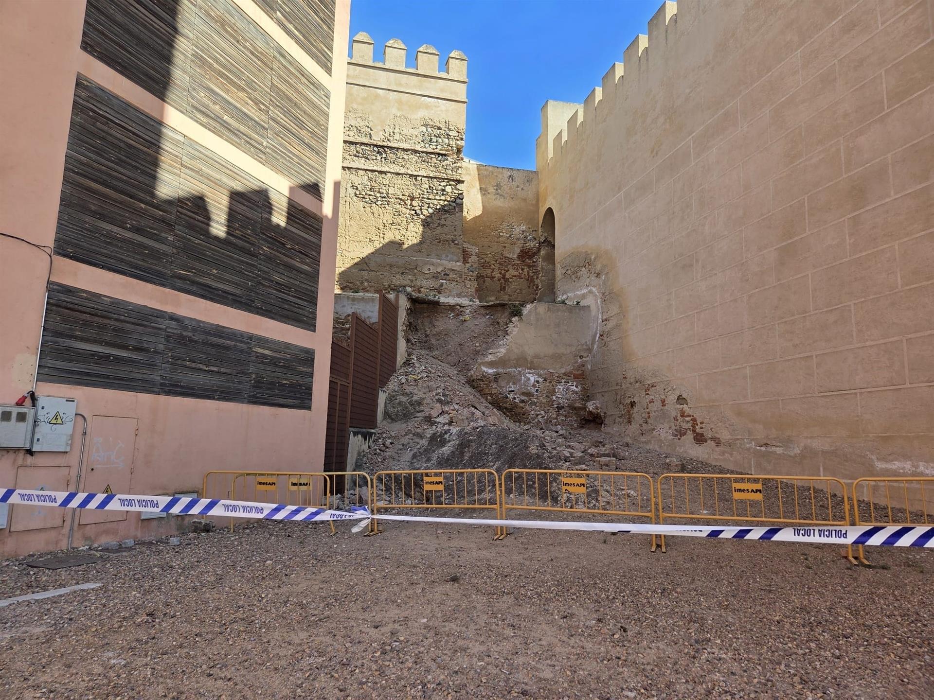 La Alcazaba de Badajoz sufre un derrumbe de 2 metros en un tramo entre la torre de Espantaperros y la Plaza Alta La Alcazaba de Badajoz sufre un derrumbe de 2 metros en un tramo entre la torre de Espantaperros y la Plaza Alta