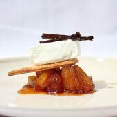 Hojaldre Caramelizado de Piña y Helado de Canela