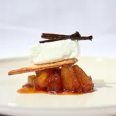 Hojaldre Caramelizado de Piña y Helado de Canela Hojaldre Caramelizado de Piña y Helado de Canela
