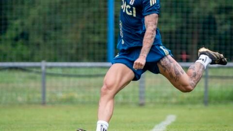 18-07-2025 santiagao Colombatto golpea un bal&oacute;n en pretemporada