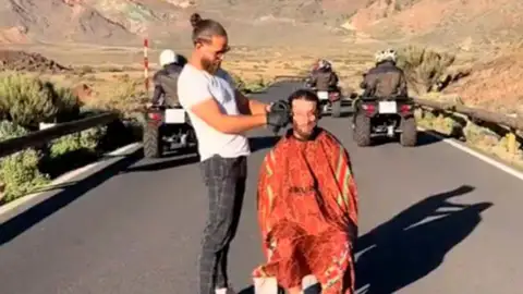 Polémica imagen del barbero que ofrecía sus servicios en el Parque Nacional del Teide Polémica imagen del barbero que ofrecía sus servicios en el Parque Nacional del Teide