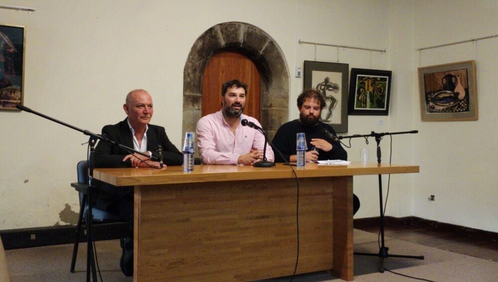 Xuan Bello en la presentación del evento del año pasado junto al alcalde de Valdés.