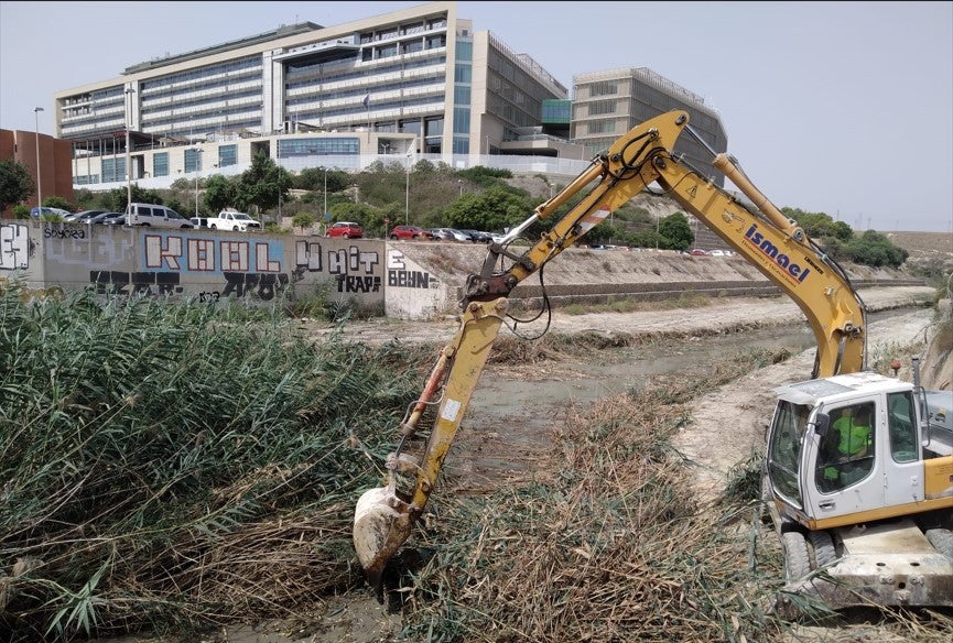Alicante comienza a limpiar los cauces de los barrancos para evitar daños en caso de fuertes lluvias Alicante comienza a limpiar los cauces de los barrancos para evitar daños en caso de fuertes lluvias