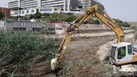 Maquinaria activa para la limpieza de cauce de los barrancos Maquinaria activa para la limpieza de cauce de los barrancos