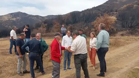La Junta se reúne con ganaderos afectados por los incendios en la Montaña Palentina para evaluar los daños a las instalaciones .