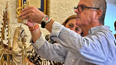 Santa Pola prepara a la Virgen de Loreto con el cambio de corona Santa Pola prepara a la Virgen de Loreto con el cambio de corona