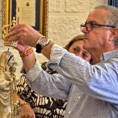 Santa Pola prepara a la Virgen de Loreto con el cambio de corona