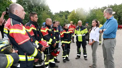 El rey Felipe VI (d) y la reina Letizia (2d) durante su visita, este miércoles, el negro paisaje que han dejado este agosto los incendios forestales en espacios como el Parque Natural del Lago de Sanabria (Zamora) El rey Felipe VI (d) y la reina Letizia (2d) durante su visita, este miércoles, el negro paisaje que han dejado este agosto los incendios forestales en espacios como el Parque Natural del Lago de Sanabria (Zamora)