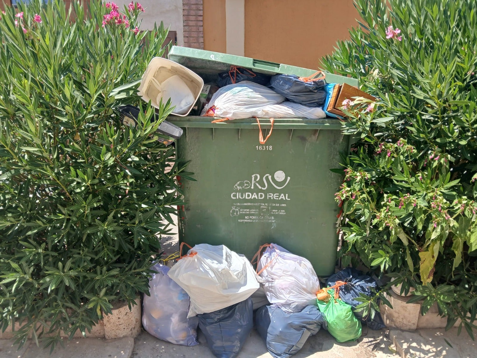 El Ayuntamiento de Valdepeñas denuncia públicamente la deficiente gestión del servicio de recogida de basura El Ayuntamiento de Valdepeñas denuncia públicamente la deficiente gestión del servicio de recogida de basura