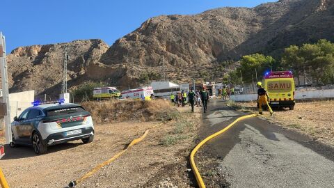Servicios de emergencias en la Pirot&eacute;cnica Ferr&aacute;ndez tras la explosi&oacute;n registrada.
