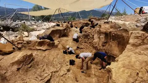 El Museo Arqueológico de la Comunidad de Madrid lidera una nueva campaña de excavaciones en el Valle de los Neandertales, en Pinilla del Valle Excavación arqueológica en Pinilla del Valle