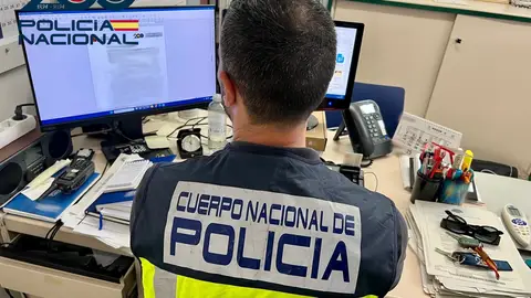 Agente investigando los hechos. Agente investigando los hechos.