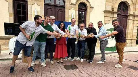 Brindis de alcaldes y consejera con la sidra como protagonista Brindis de alcaldes y consejera con la sidra como protagonista