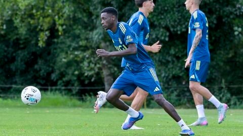23-07-2025 Rahim conduce un bal&oacute;n en un entrenamiento de pretemporada