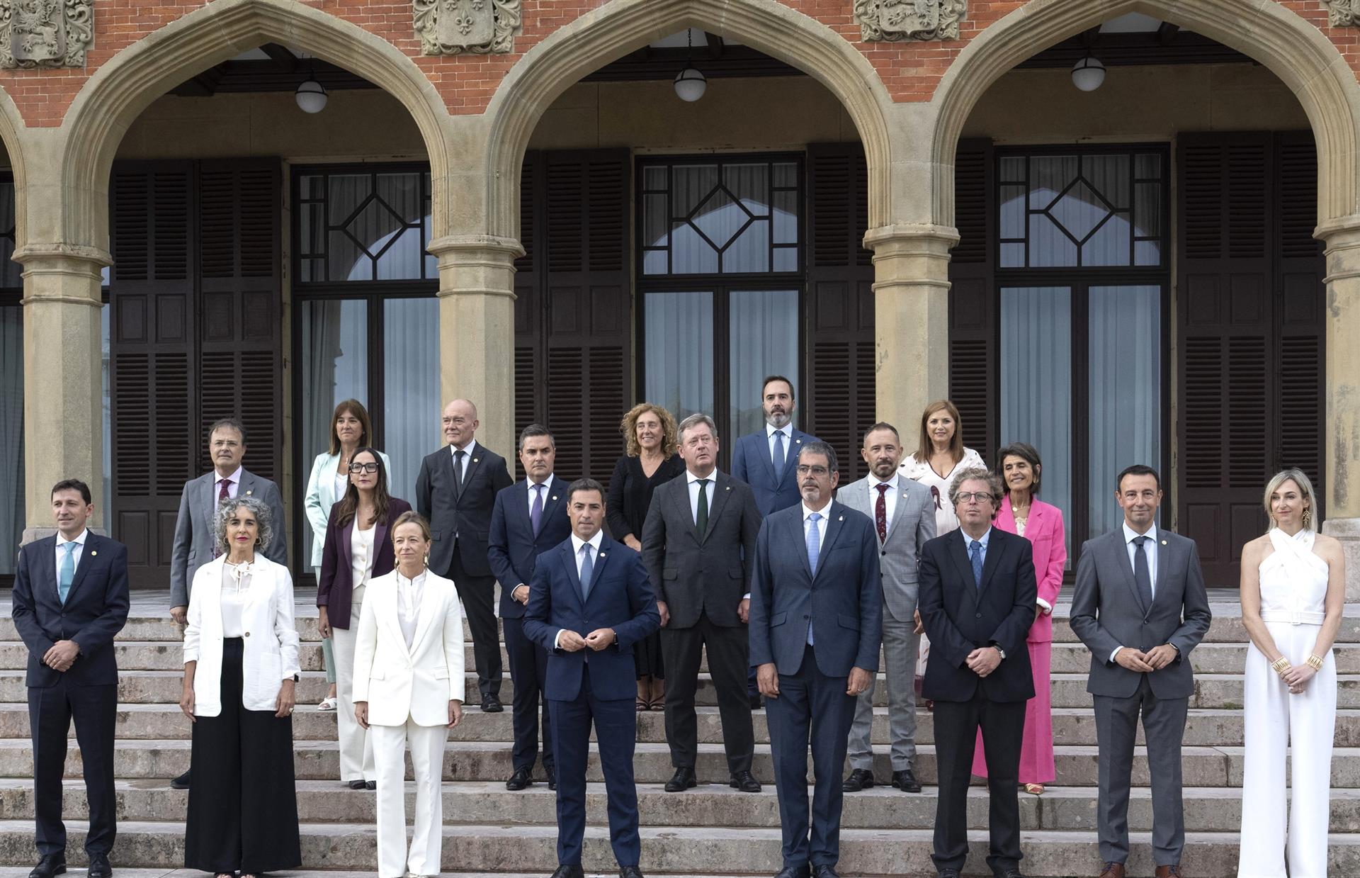Pradales contacta por teléfono con Moreno Bonilla al que pide "menos ruido" sobre el reparto de migrantes y "más colaboración" Pradales contacta por teléfono con Moreno Bonilla al que pide "menos ruido" sobre el reparto de migrantes y "más colaboración"