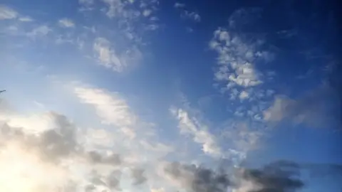 Cielo de València en una jornada estable pero con intervalos nubosos Cielo de València en una jornada estable pero con intervalos nubosos
