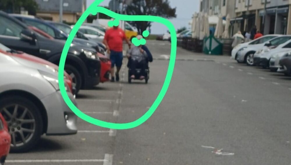 La invasión obliga a personas con movilidad reducida a circular por la carretera.
