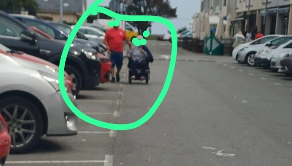 La invasión obliga a personas con movilidad reducida a circular por la carretera. La invasión obliga a personas con movilidad reducida a circular por la carretera.