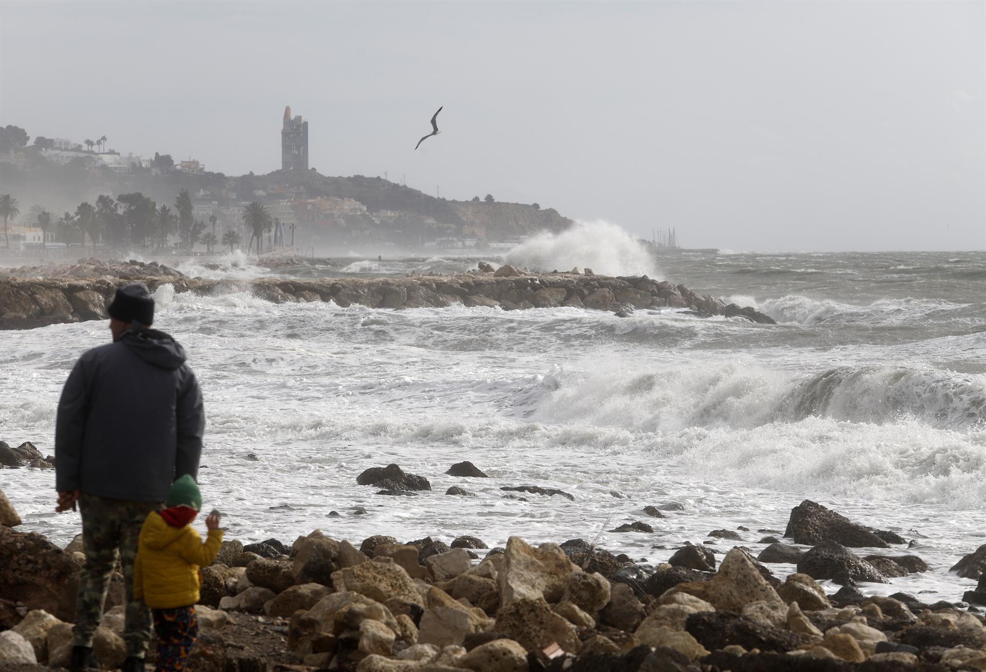 Aviso amarillo este jueves en el litoral mediterráneo andaluz por olas de hasta tres metros y vientos de hasta 60 km/h Aviso amarillo este jueves en el litoral mediterráneo andaluz por olas de hasta tres metros y vientos de hasta 60 km/h