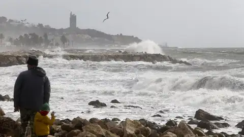 Archivo - Varias personas en la playa de la Malagueta observan el temporal. Imagen de archivo. - Álex Zea - Europa Press - Archivo Archivo - Varias personas en la playa de la Malagueta observan el temporal. Imagen de archivo. - Álex Zea - Europa Press - Archivo