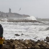 Archivo - Varias personas en la playa de la Malagueta observan el temporal. Imagen de archivo. - Álex Zea - Europa Press - Archivo