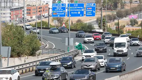 Archivo - Vehículos en el acceso a Sevilla en la operación retorno. Imagen de archivo. - Rocío Ruz - Europa Press - Archivo Archivo - Vehículos en el acceso a Sevilla en la operación retorno. Imagen de archivo. - Rocío Ruz - Europa Press - Archivo
