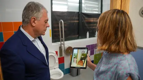 El alcalde de Sevilla, José Luis Sanz, visita las obras realizadas en los aseos del colegio Calvo Sotelo. - AYUNTAMIENTO DE SEVILLA El alcalde de Sevilla, José Luis Sanz, visita las obras realizadas en los aseos del colegio Calvo Sotelo. - AYUNTAMIENTO DE SEVILLA
