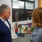 El alcalde de Sevilla, José Luis Sanz, visita las obras realizadas en los aseos del colegio Calvo Sotelo. - AYUNTAMIENTO DE SEVILLA