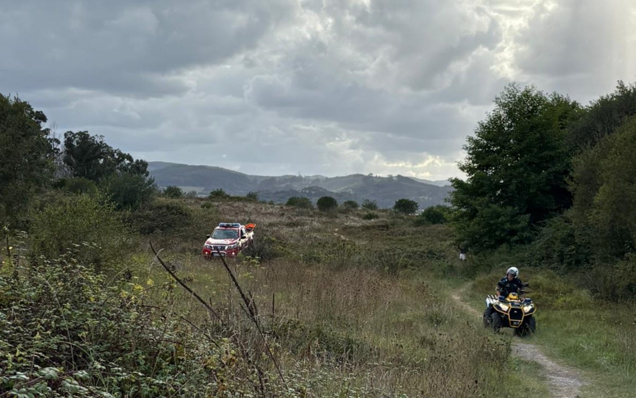 Bomberos rescatan a un hombre de 92 años de la Playa del Regatón de Laredo Bomberos rescatan a un hombre de 92 años de la Playa del Regatón de Laredo