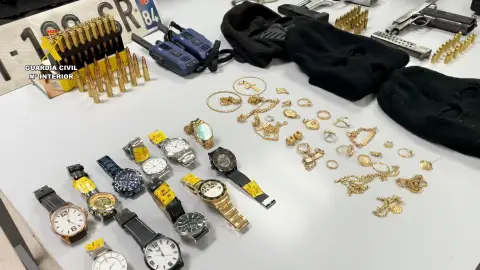 Dos detenidos armados en Badajoz por una veintena de robos en viviendas en Extremadura, Madrid y Toledo Dos detenidos armados en Badajoz por una veintena de robos en viviendas en Extremadura, Madrid y Toledo