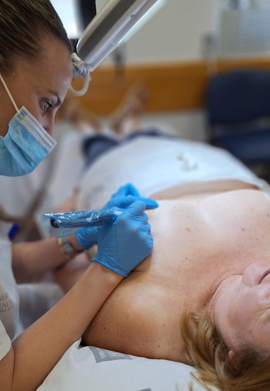 El servicio de micropigmentación mamaria en el Hospital Vega Baja ayuda al paciente en su proceso de recuperación física y psicológica El servicio de micropigmentación mamaria en el Hospital Vega Baja ayuda al paciente en su proceso de recuperación física y psicológica