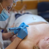 El servicio de micropigmentación mamaria en el Hospital Vega Baja ayuda al paciente en su proceso de recuperación física y psicológica El servicio de micropigmentación mamaria en el Hospital Vega Baja ayuda al paciente en su proceso de recuperación física y psicológica