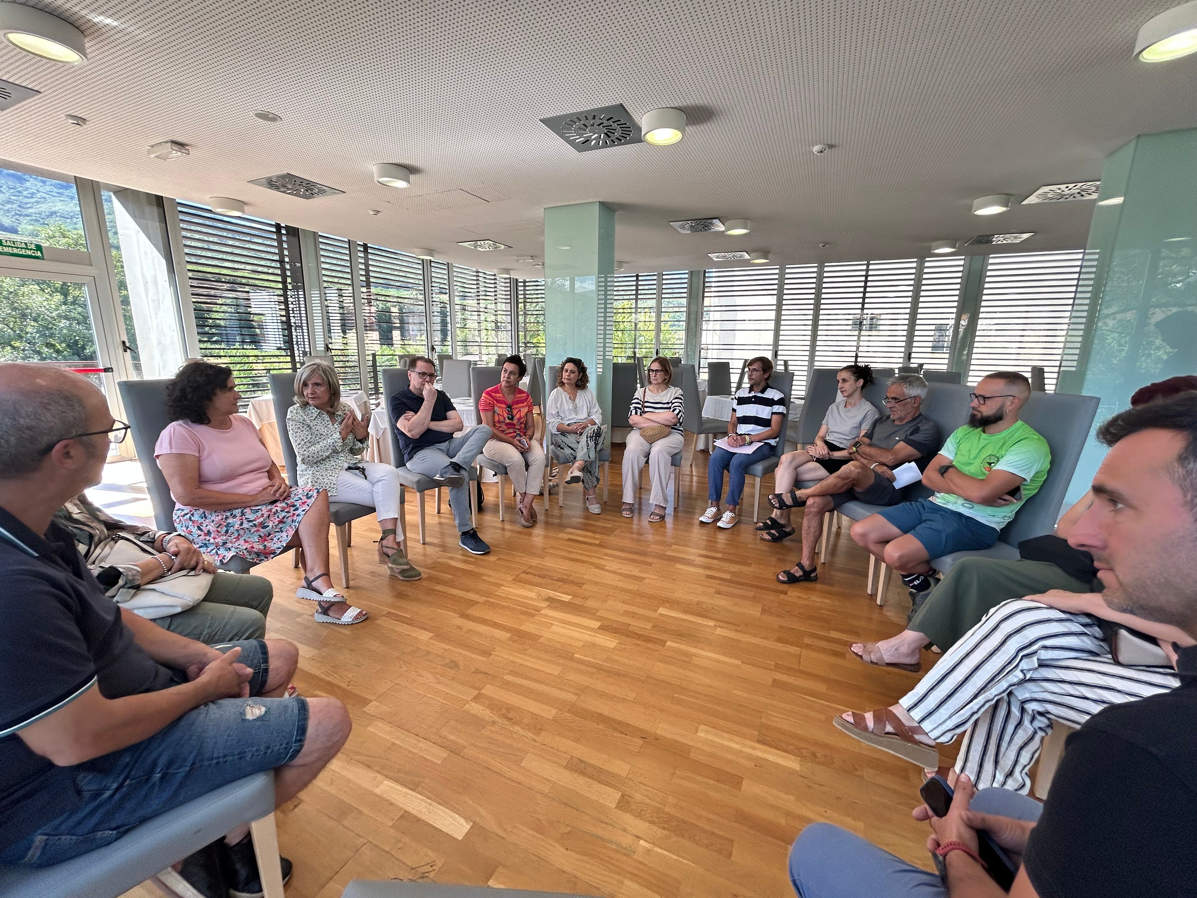 La Junta se reúne con el sector turístico de las zonas afectadas por los incendios para trabajar en la promoción turística La Junta se reúne con el sector turístico de las zonas afectadas por los incendios para trabajar en la promoción turística