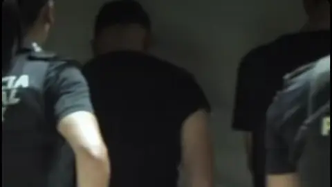 Agentes de la Policía Local con el detenido acusado de la presunta agresión sexual. Agentes de la Policía Local con el detenido acusado de la presunta agresión sexual.