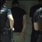 Agentes de la Policía Local con el detenido acusado de la presunta agresión sexual.