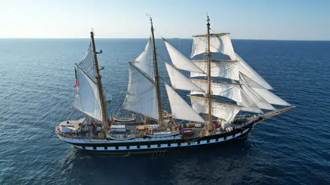 El buque escuela de la Marina italiana Palinur navegando El buque escuela de la Marina italiana Palinur navegando