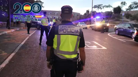 Un agente en un control policial Un agente en un control policial