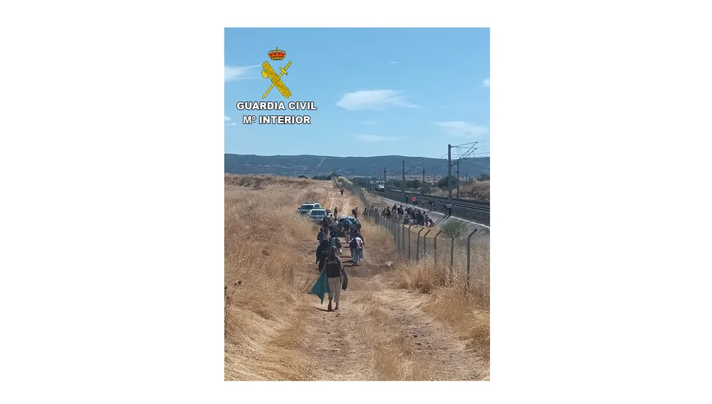 Guardia Civil auxiliando a los pasajeros Guardia Civil auxiliando a los pasajeros