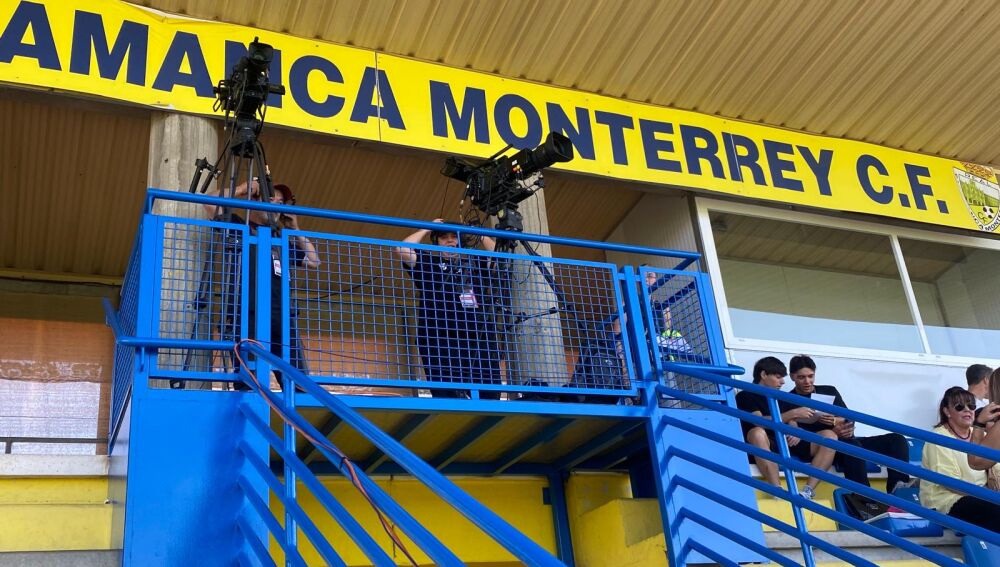El balcón para las cámaras de televisión, más ancho