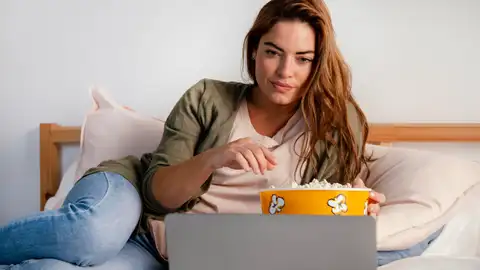 Mujer viendo una serie Mujer viendo una serie