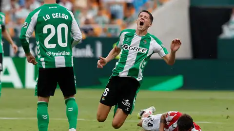 El centrocampista del Betis Sergi Altimira (c) cae durante el partido de LaLiga entre el Betis y el Athletic Club, este domingo en el estadio de la Cartuja El centrocampista del Betis Sergi Altimira (c) cae durante el partido de LaLiga entre el Betis y el Athletic Club, este domingo en el estadio de la Cartuja