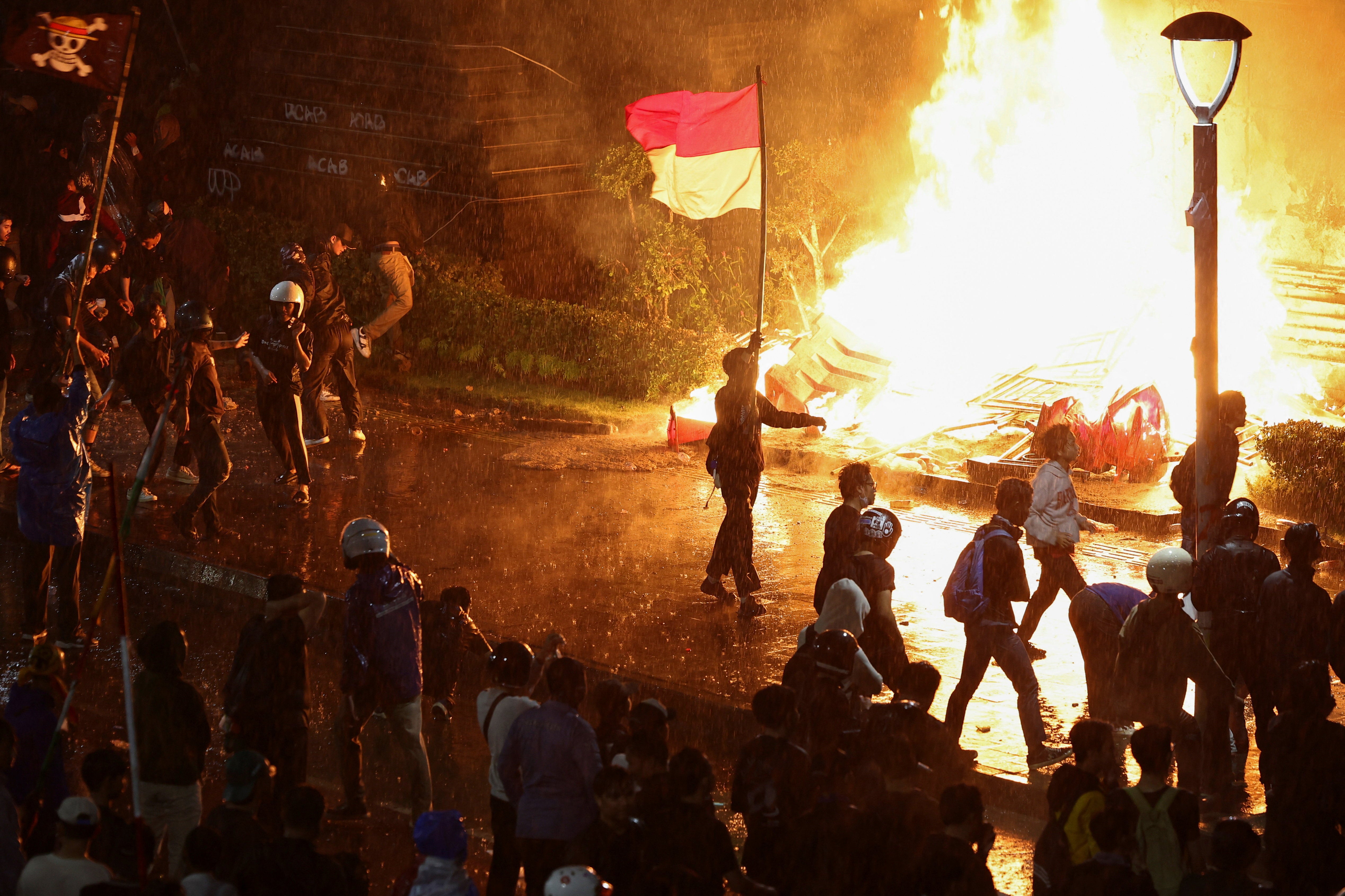 Los manifestantes de Indonesia asaltan la residencia de la ministra de Finanzas Los manifestantes de Indonesia asaltan la residencia de la ministra de Finanzas