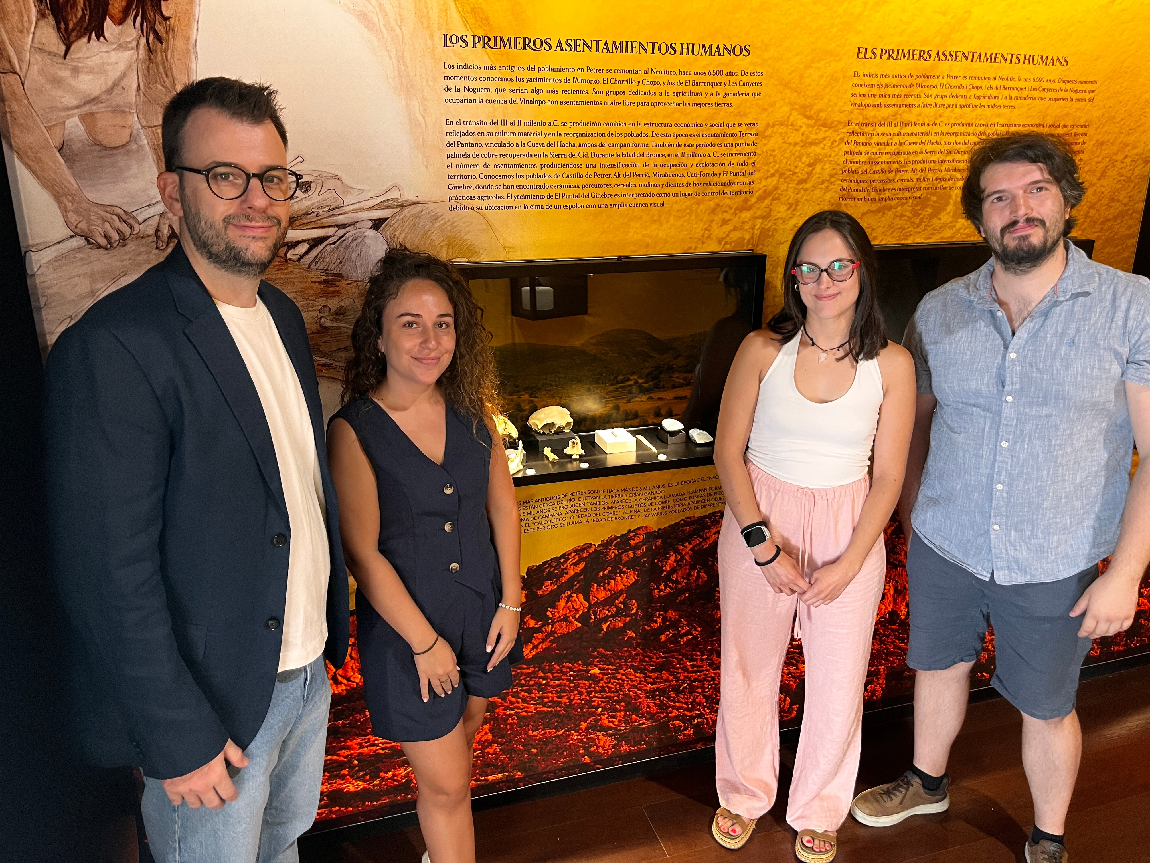 Petrer incorpora a su Museo Dámaso Navarro una vitrina con replicas del ajuar funerario hallado en Cueva del Hacha Petrer incorpora a su Museo Dámaso Navarro una vitrina con replicas del ajuar funerario hallado en Cueva del Hacha