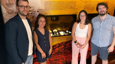 Petrer incorpora a su Museo Dámaso Navarro una vitrina con replicas del ajuar funerario hallado en Cueva del Hacha. Petrer incorpora a su Museo Dámaso Navarro una vitrina con replicas del ajuar funerario hallado en Cueva del Hacha.